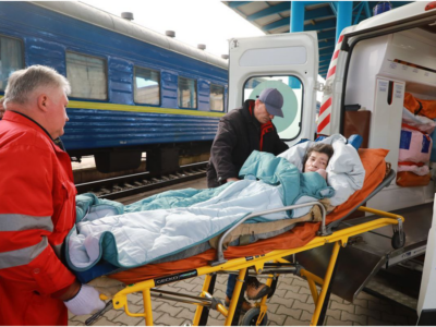З небезпечних районів Дніпропетровщини та Запоріжжя евакуювали близько 400 маломобільних осіб
