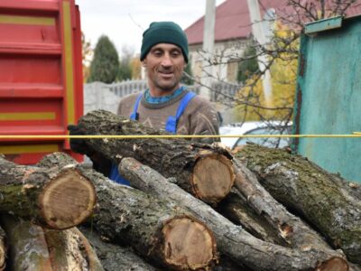 Мешканці Донеччини отримують безкоштовні дрова для обігріву