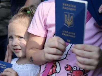Дітей із ТОТ при отриманні паспорта пропонують реєструвати з батьками: законопроєкт направлено у парламент