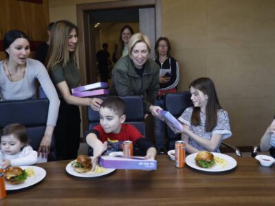Віцепрем’єр-міністр Ірина Верещук зустрілася з дітьми, яких вдалося евакуювати з «АзовСталі»