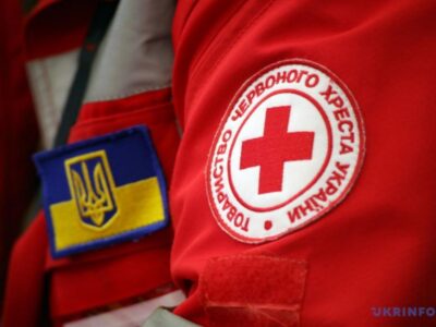 Через постійні обстріли в Херсоні Український Червоний Хрест переключився на адресну доставку гуманітарної допомоги
