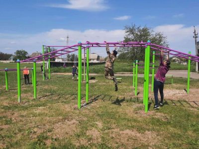 У деокупованому селі Херсонщини приватні донори побудували дитячий майданчик