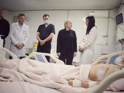 Ірина Верещук провідала у лікарні дітей, які зазнали поранень внаслідок ракетного удару по Дніпропетровщині