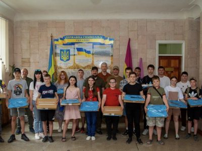 Школярі з Харківщини отримали ноутбуки та планшети для онлайн-навчання