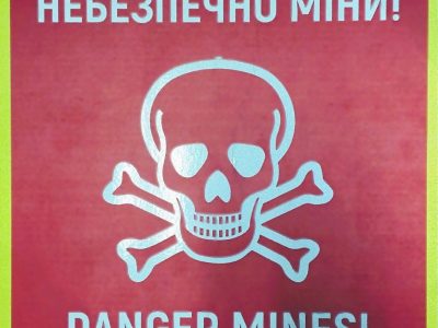 The Ministry of Reintegration provided mine protection signs to 199 frontline communities