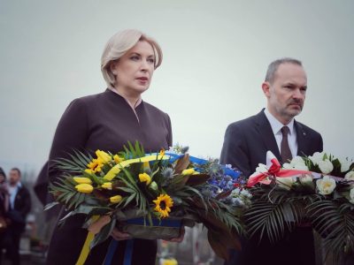 The Ukrainian and Polish delegations placed flowers at Lviv’s Lychakiv Cemetery