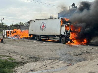 Terroristik devlet Donetsk vilâyetinde Halqara Qızıl Haç Eyyetiniñ gumanitar missiyasınıñ maşinalarına ateş açtı